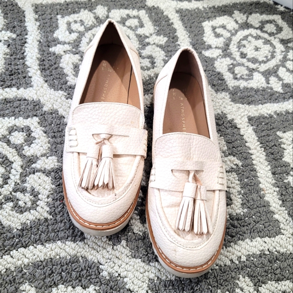 ATMOSPHERE Cream Pebbled Tassle Loafers Size 7